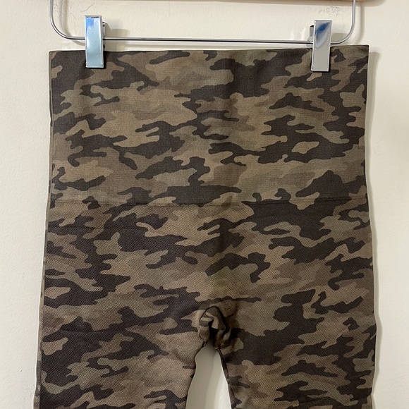 SPANX Look At Me Now Seamless Cropped Sage Camo Leggings Size L - Picture 2 of 4